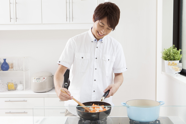 料理をする男性