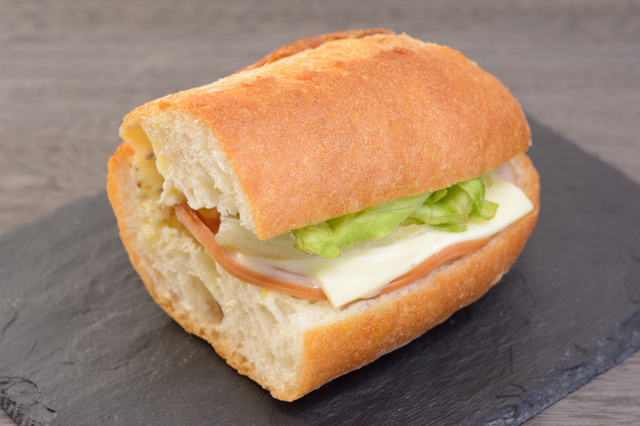 具材をサンドしたフランスパン