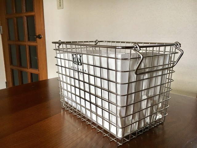 紙袋でカゴの中身の目隠し