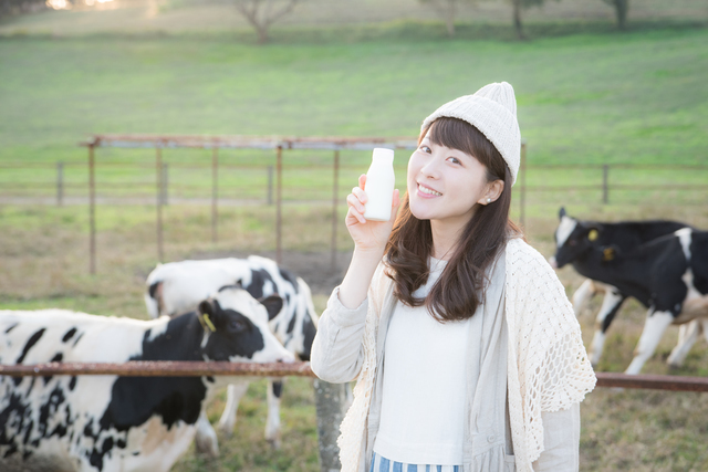ビン牛乳を持つ人