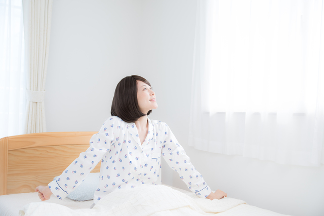 寝起きの女性