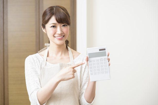 電卓を持つ女性