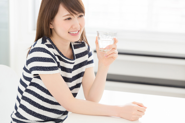 水を飲む人