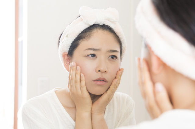 お肌のお手入れに悩む女性