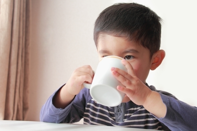 マグカップを持つ子ども