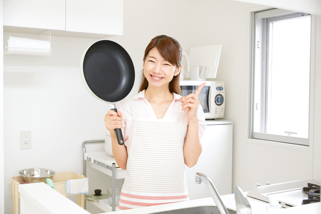 フライパンを持つ女性