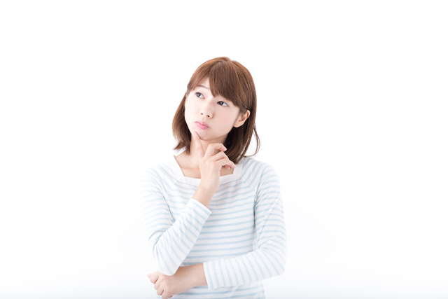 悩む女性