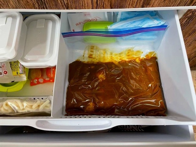 保存袋に入ったカレーを冷凍保存している様子