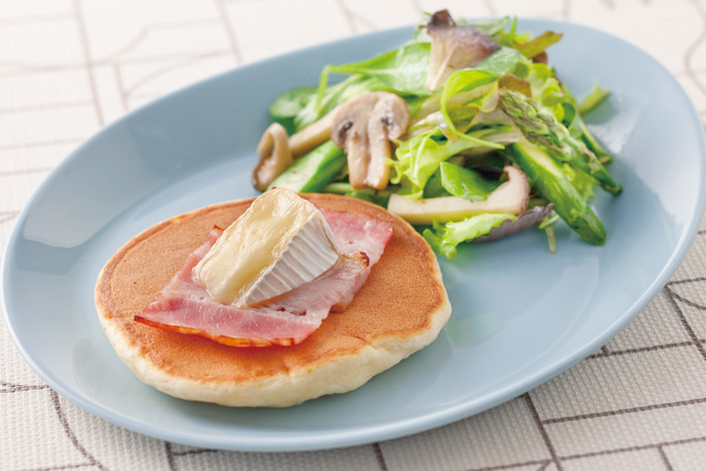 リコッタチーズのパンケーキ カマンベール・ベーコン グリル野菜添え