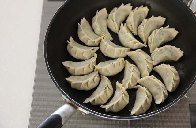 フライパンに餃子を並べる