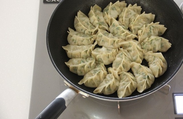 フライパンで餃子を焼く