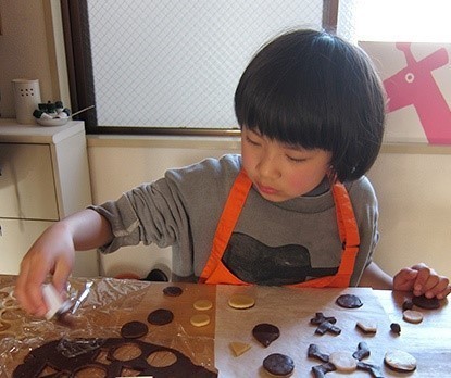 クッキーの型をとる子ども