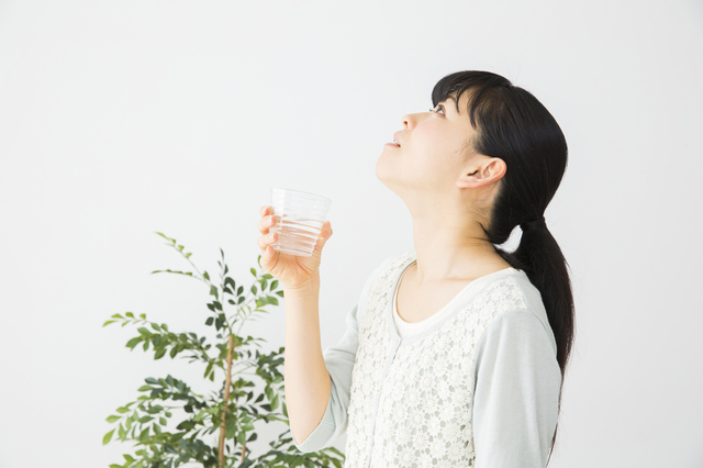 うがいをする女性