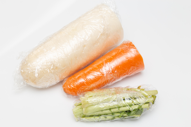 ラップでくるんだ使いかけの野菜