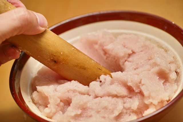 ひき肉をすり鉢で混ぜる