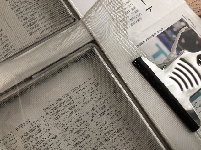 網押さえゴムの端を溝にはめ込む