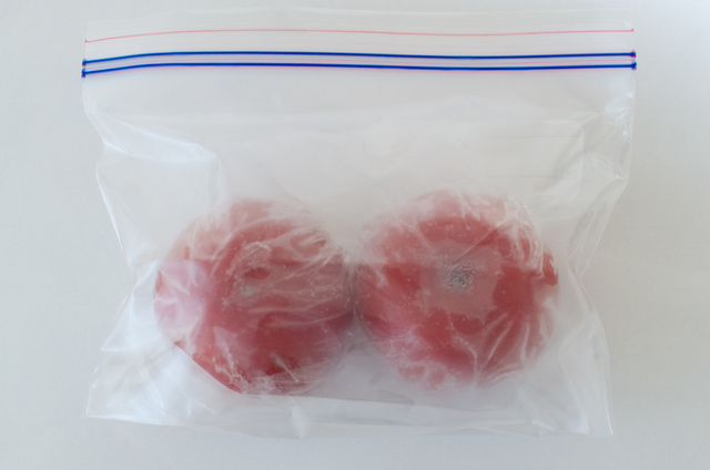 トマトを小分け袋に入れてまるごと保存