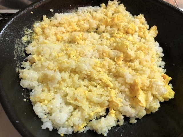 ごはんを卵の上でほぐす