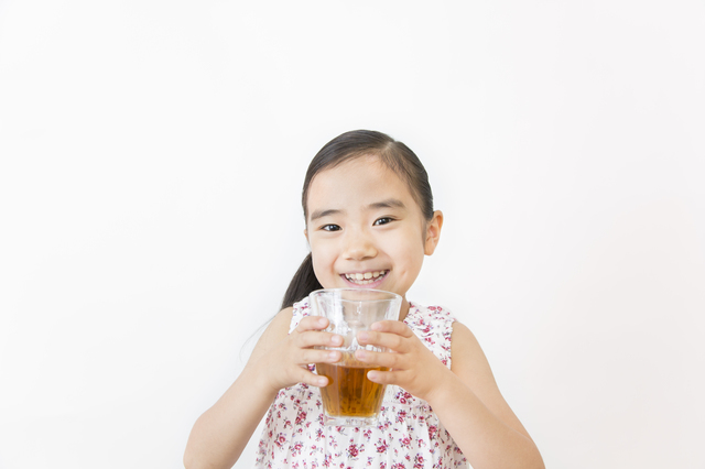麦茶をもつ子ども