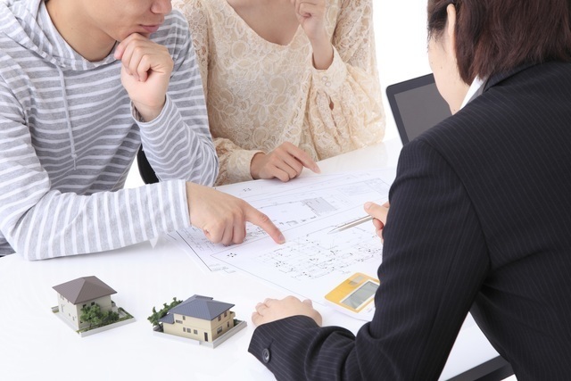 住宅について相談している様子