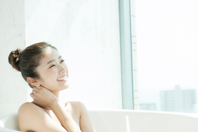 入浴する女性