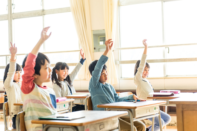 手を上げる生徒たち