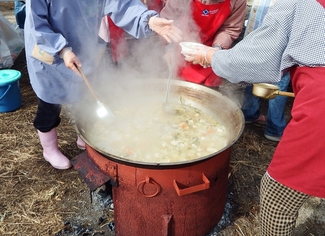 炊き出しをする
