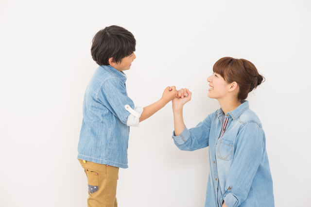 指切りする親子