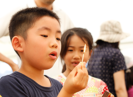 マッチを使う子ども