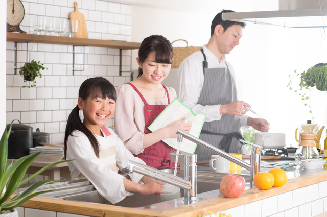 料理を楽しむ家族