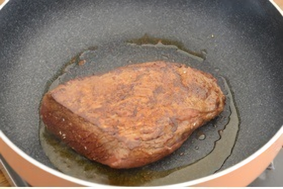 肉を焼く