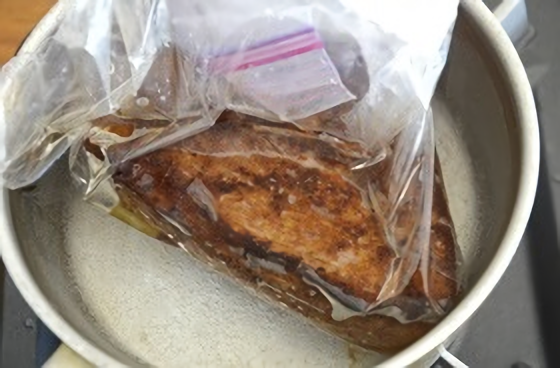 肉を湯煎する