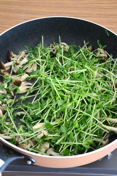 野菜を炒める