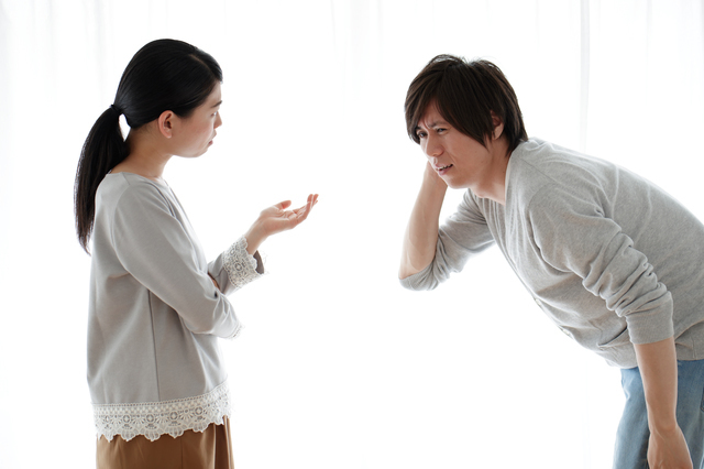 謝る男性