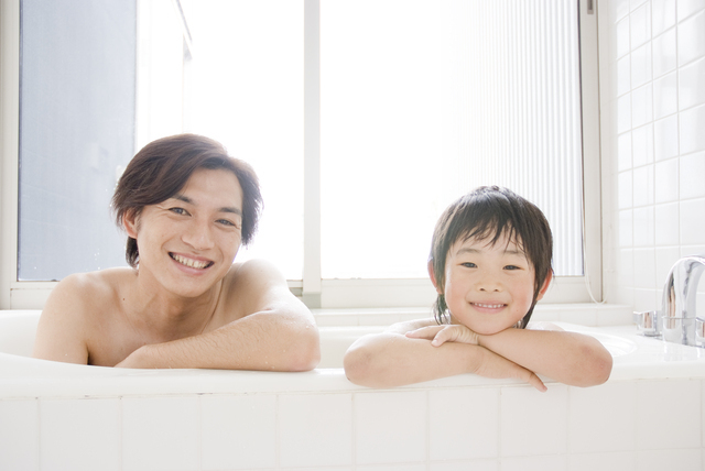 お風呂に入る父と子