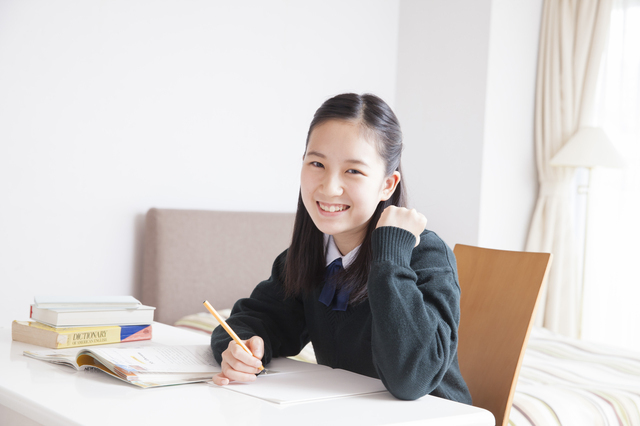 自室で勉強する女子生徒