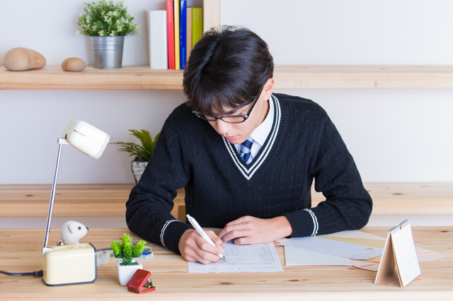 勉強する男子学生