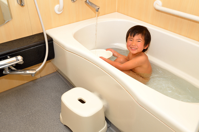 お風呂に入る子ども