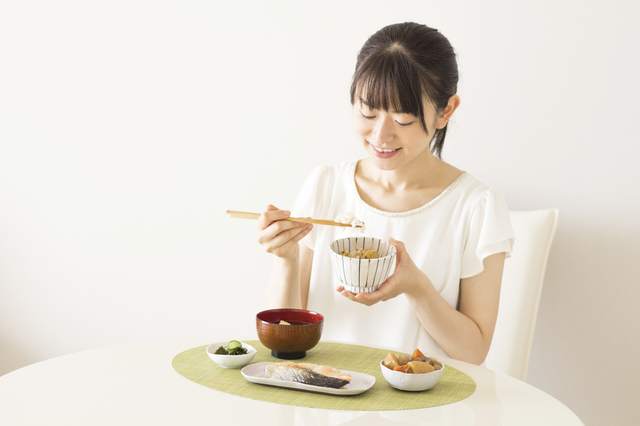 食事をする女性