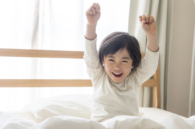 起きる子ども