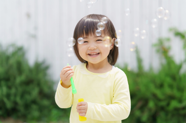 シャボン玉で遊ぶ子ども