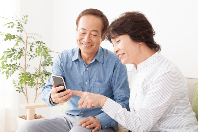 スマホを見る