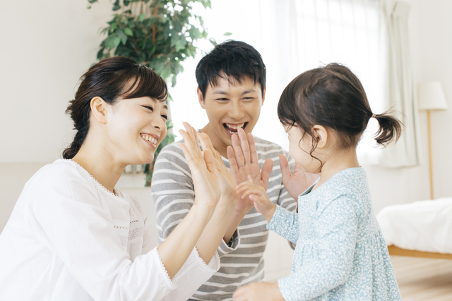 両親とハイタッチする子ども