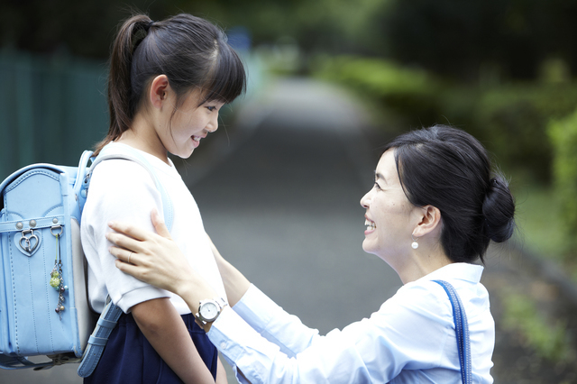 目を合わせる女の子と女性