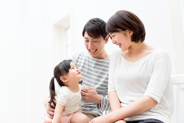 母親を見つめる女の子