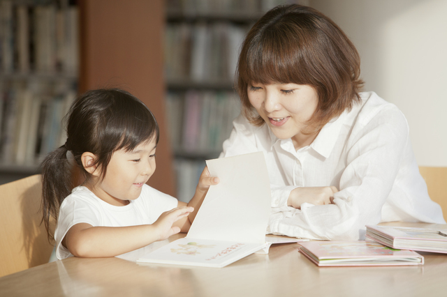 絵本を読む子ども