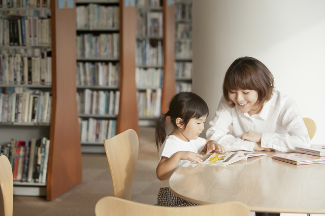 図書館で絵本を読む母子