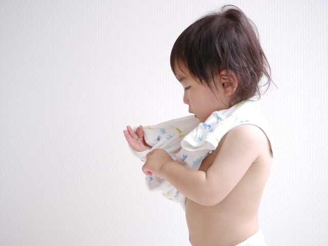袖に手を通す子ども