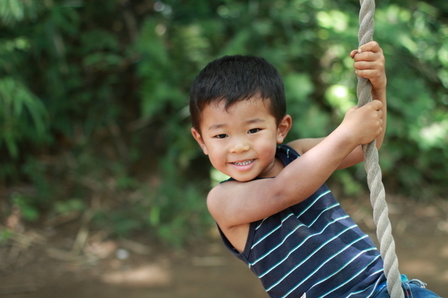 綱遊びをする子ども