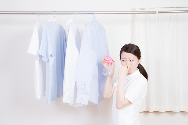 服の匂いが気になる女性
